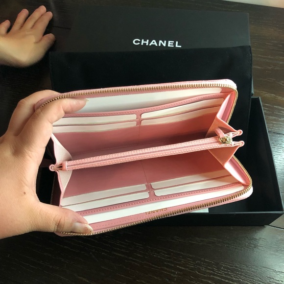 🦄 CHANEL 19s iridescent PINK LARGE ZIP WALLET🦄 - Picture 7 of 8